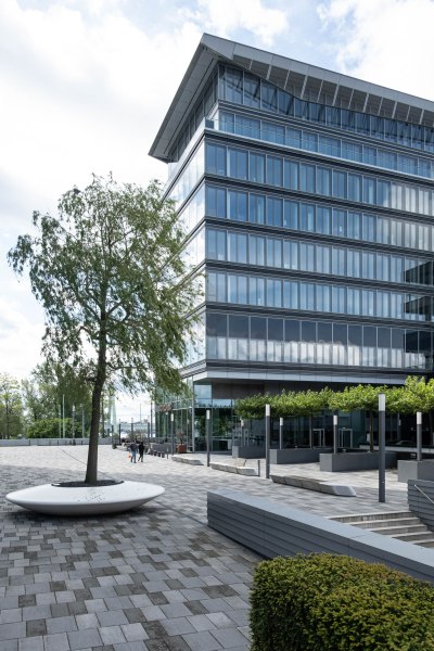 Lanxess Tower Köln Platz Lanxess Tower Köln mit Wiese Architekturfotografie Köln