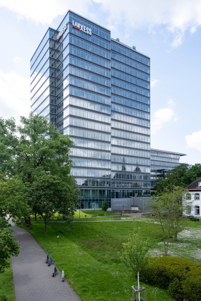 Lanxess Tower Köln mit Wiese Architekturfotografie Köln