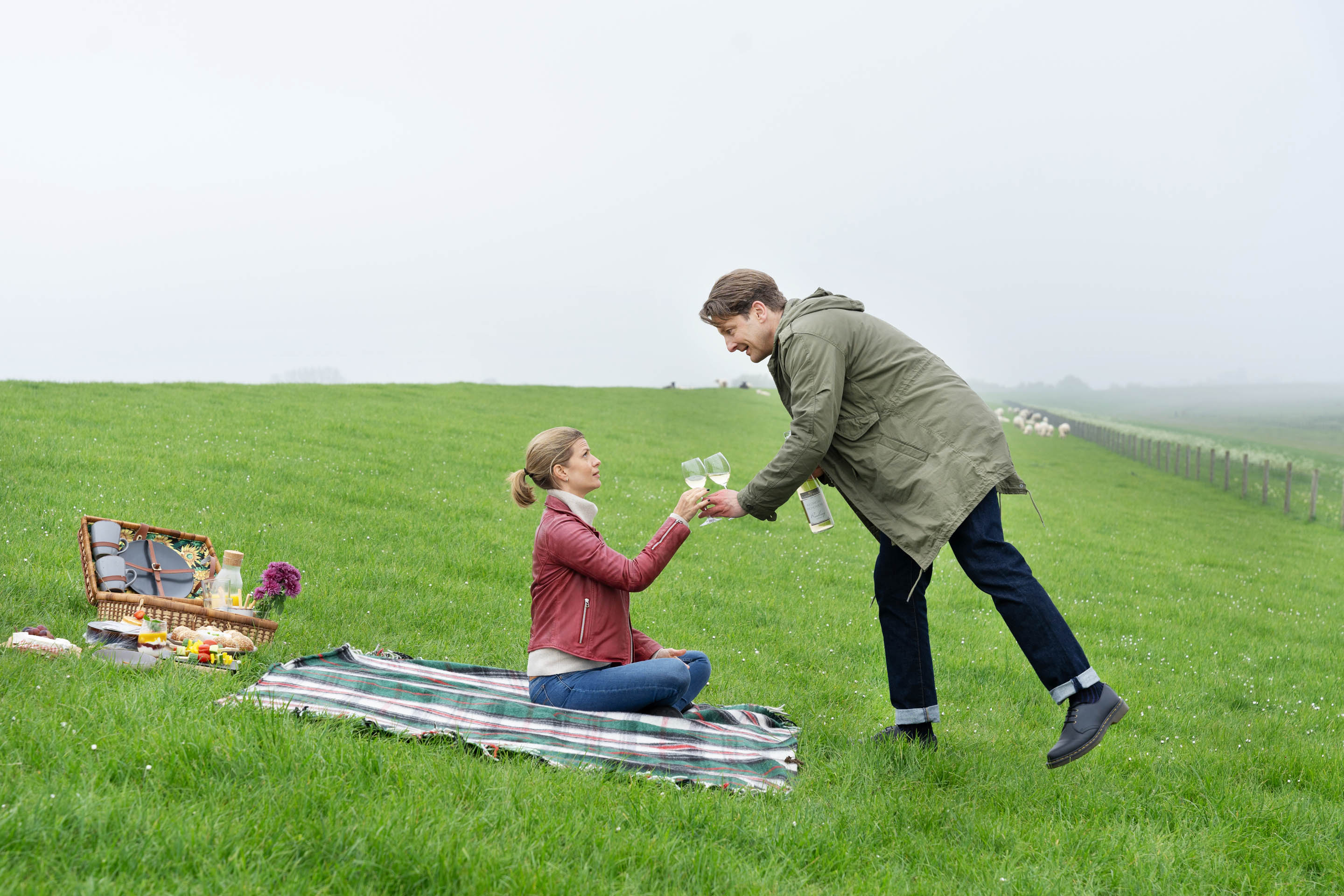Frieslandkrimi Holger Stockhaus und Theresa Underberg beim Picknick Friesland