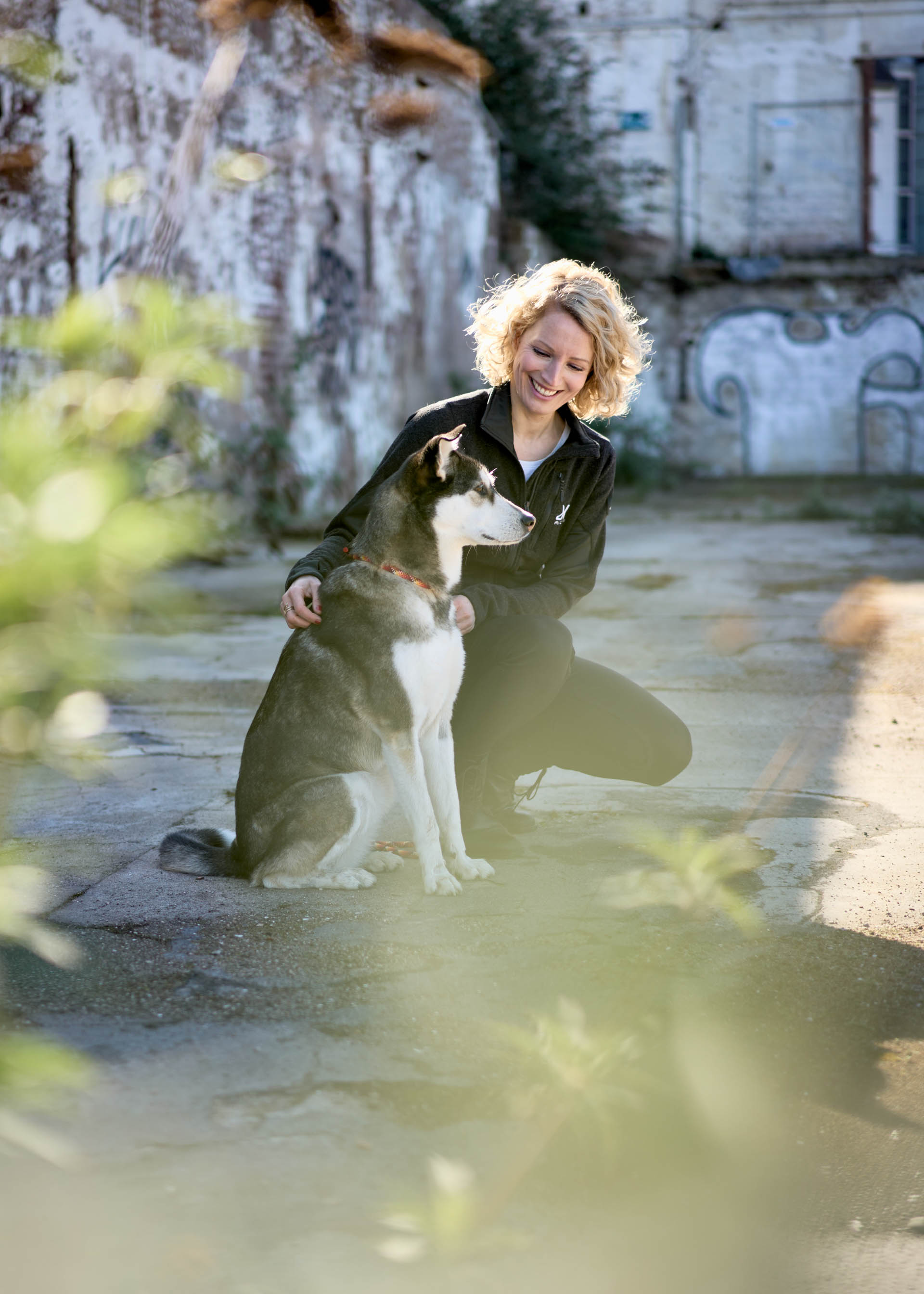 Hundetrainerin in Köln Businessfotoshooting in Köln-Mülheim Hundetrainerin interagiert mit ihrem Hund Köln 23 Bea Hundetrainerin Portrait Shooting