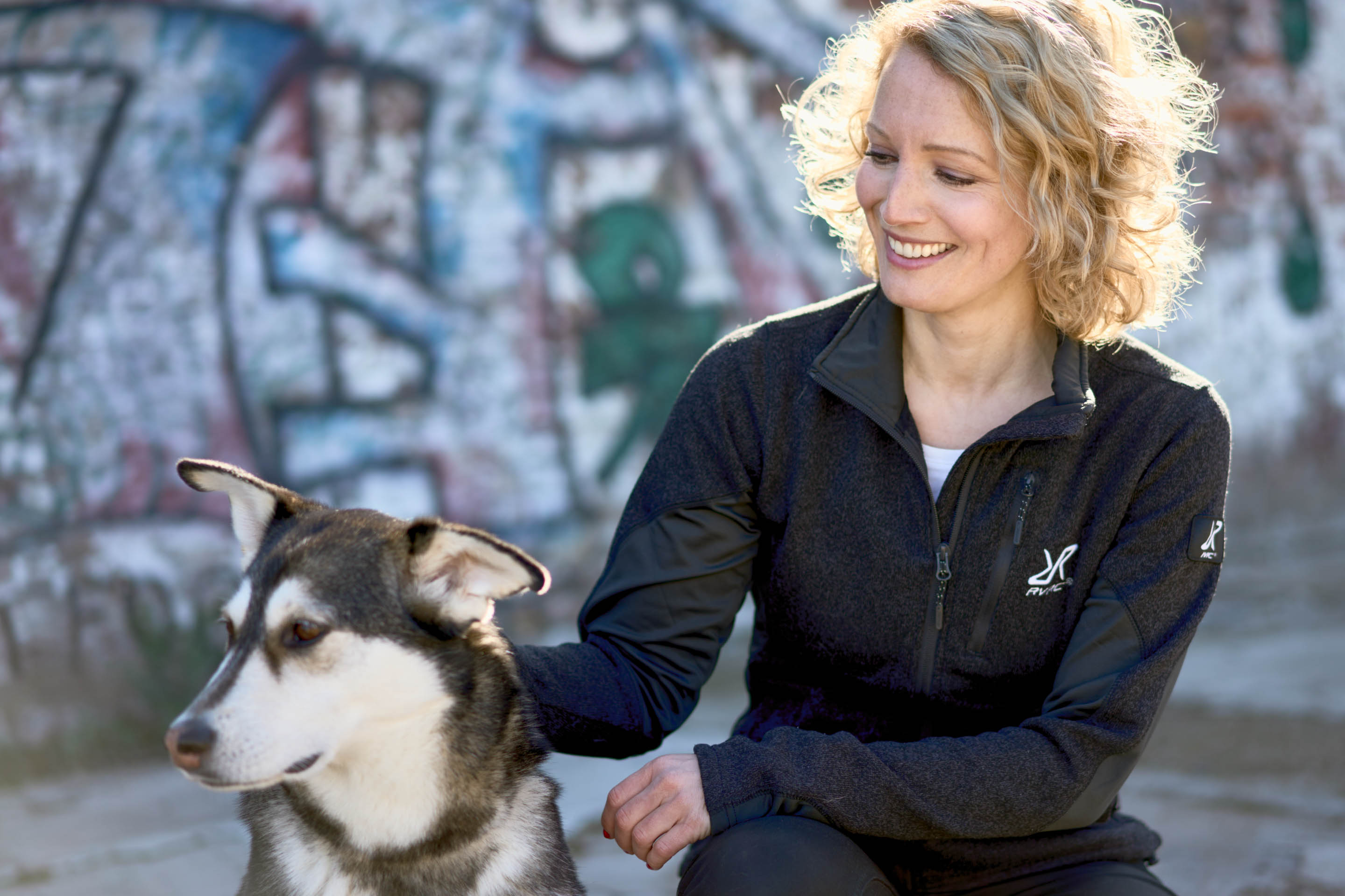 Hundetrainerin in Köln Businessfotoshooting in Köln-Mülheim Hundetrainerin streichelt Hund