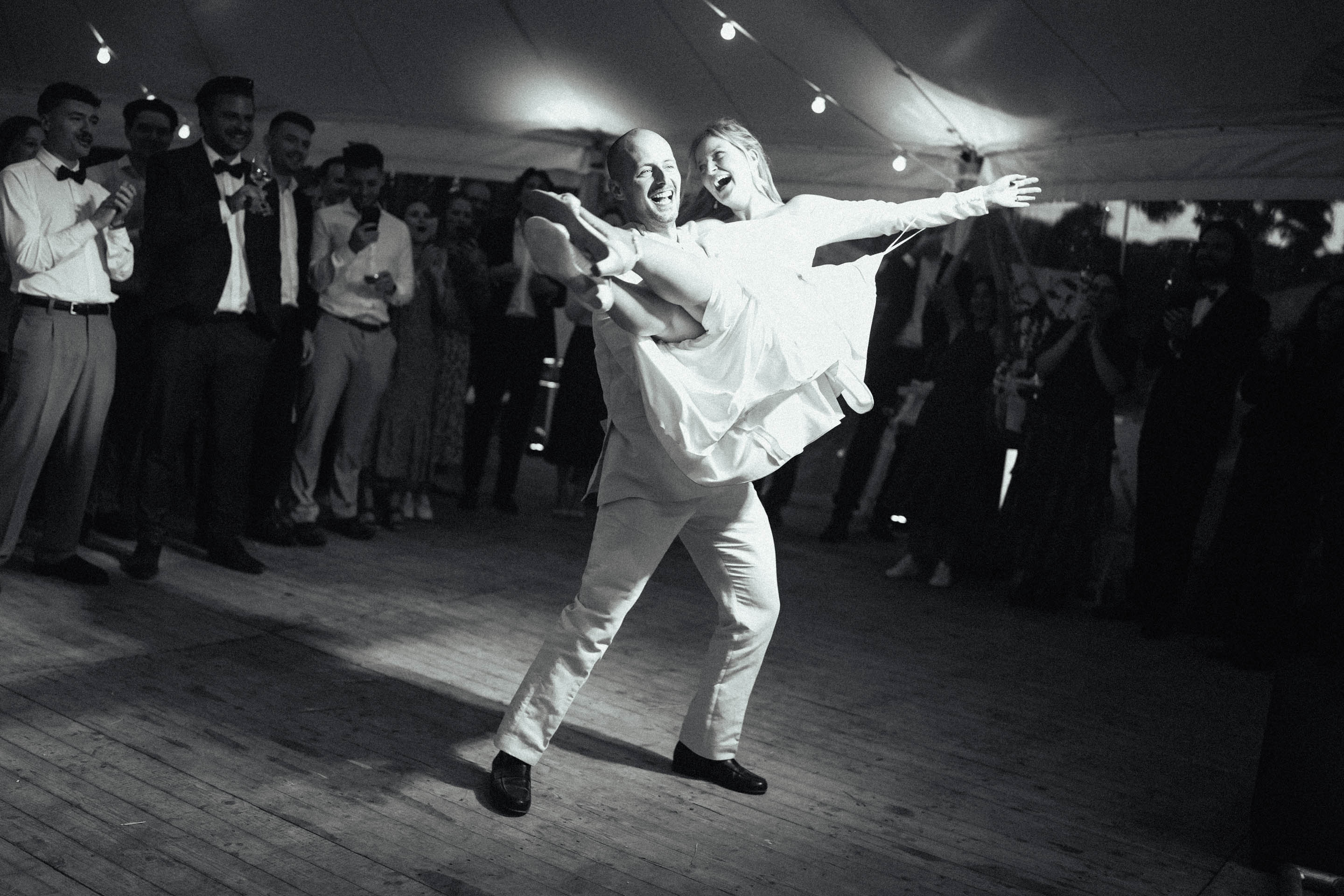 Hochzeitsfotograf Köln Reportagefotografie Emotionale Hochzeitsbilder Standesamt / Kirche / Freie Trauung Brautpaartanz