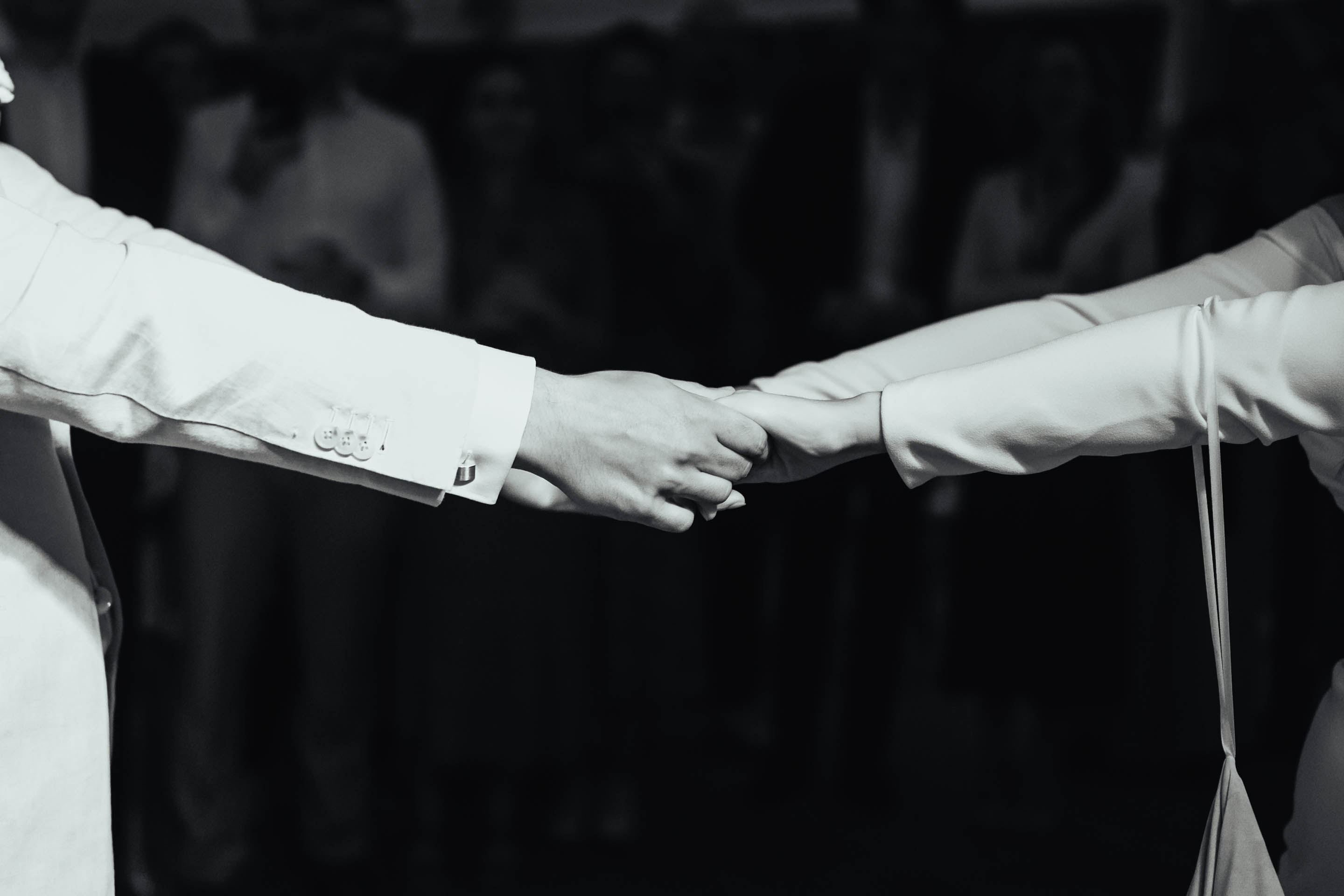 Hochzeiten Brautpaar Detailaufnahme Schwarzweissfotografie Hände Emotionale Hochzeitsbilder