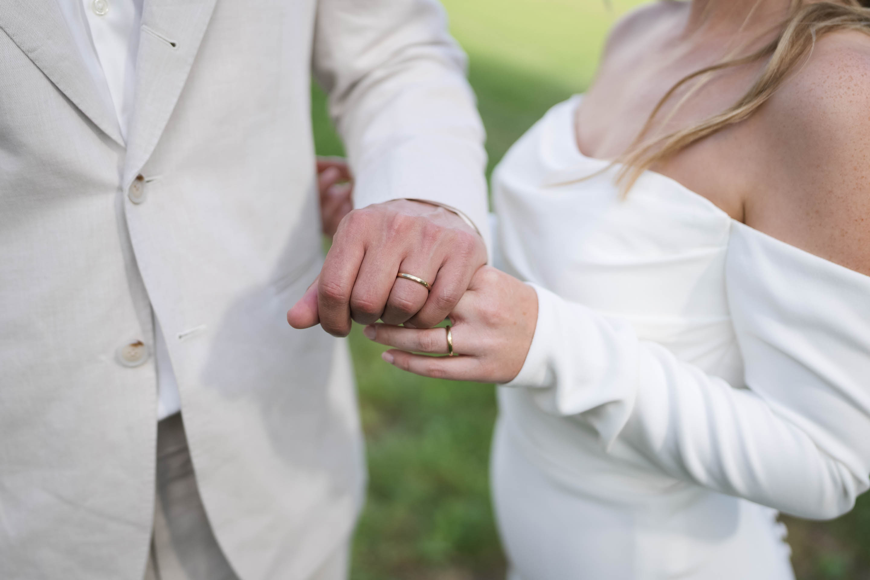 Hochzeitsringe Hände Brautpaar Hochzeitsfotograf Köln