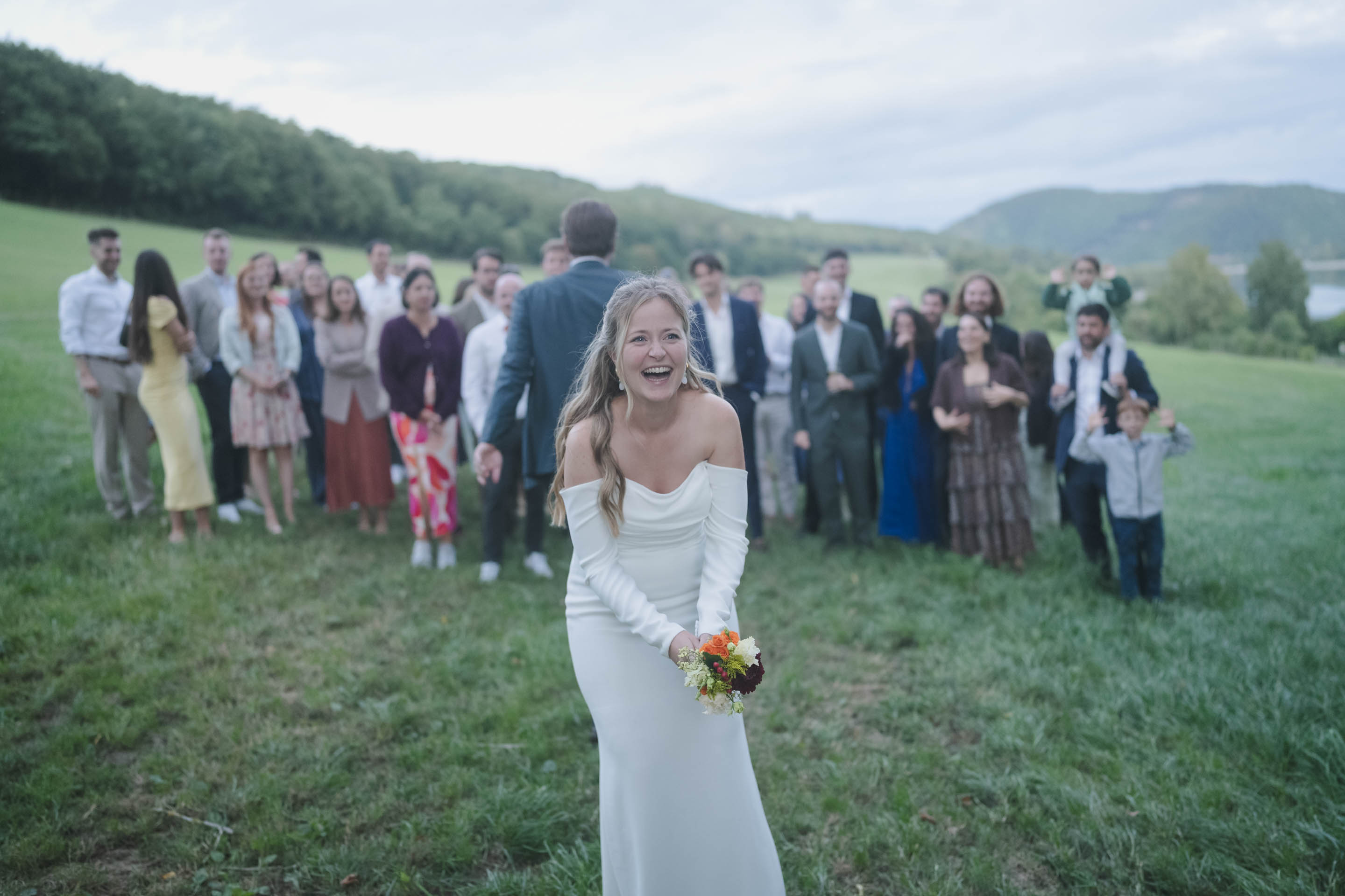 Brautstrauß Detailaufnahme Hochzeitsfotografie Köln Braut wirft den Brautstrauß